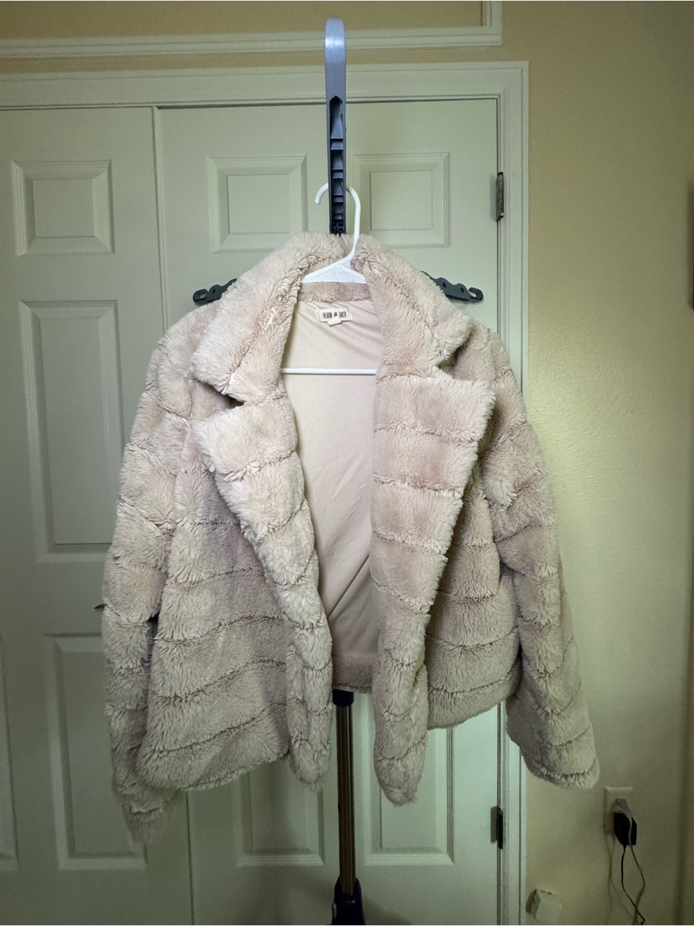 Plush Cream Teddy Jacket - Cozy Women's Faux Fur Coat
